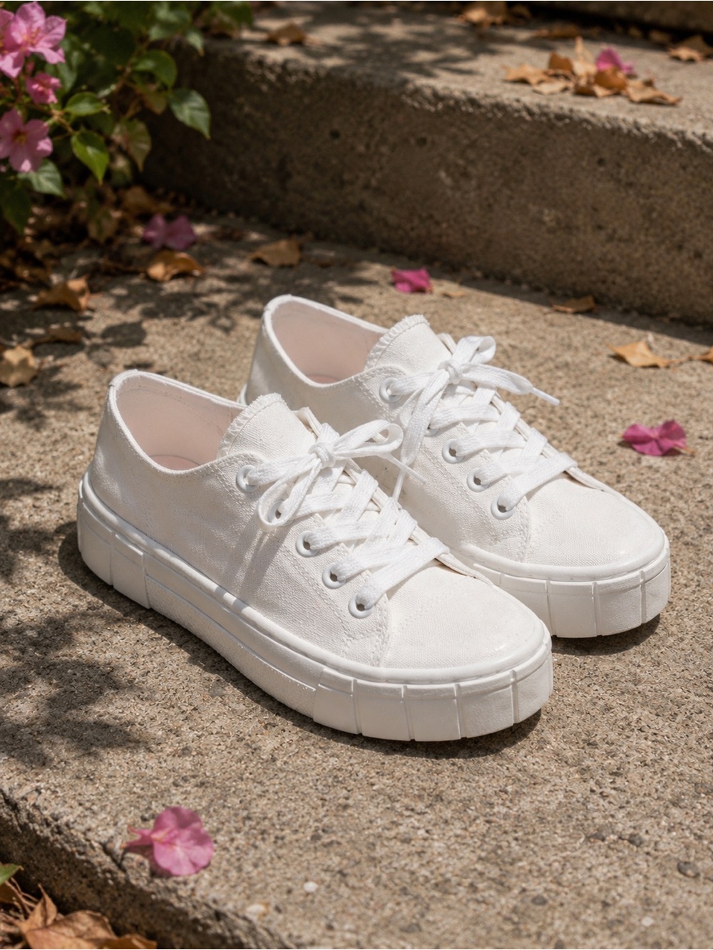Mad Love Women's Fran Sneakers White size 8 **2 for 20**